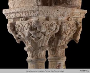 Kapitell mit männlichen Figuren, Adler und kämpfenden Tieren - S2Sh51