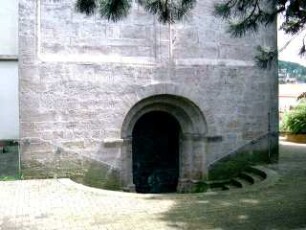 Turm - Basis mit romanischem Portal