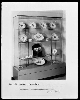 Vitrine mit Porzellan