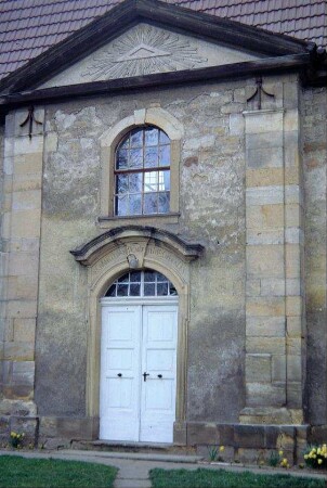 Kirche, klassizistischer Eingangsbereich mit Gottesauge im Giebeldreieck