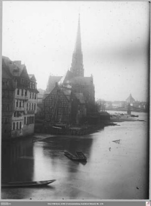 Sachsenhäuser Ufer am ehemaligen Müllermain: Hochwasser an der Dreikönigskirche, vorn Löhergase 18 und 20 sowie 32 und 34 (Sachsenhäuser Mühle)