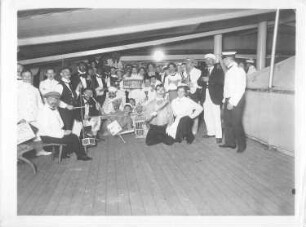 Hochseepassagierdampfer Cleveland, Bordaufnahmen. Gruppenbild mit kostümierten Touristen und Katzen in Tierkäfigen während eines Bordfestes