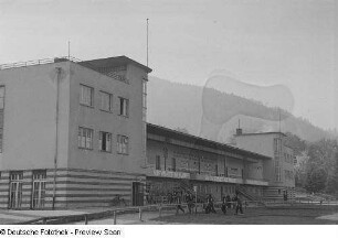 Gebäude der Sportschule Bad Blankenburg aus nordwestlicher Perspektive