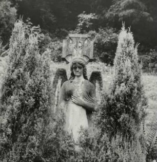Figurengrabmal für Arthur Keilig (gest. 1969) und seine Frau