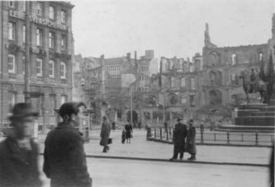 Nordostseite des Marktes und zerstörte Ostseite der Katharinenstraße