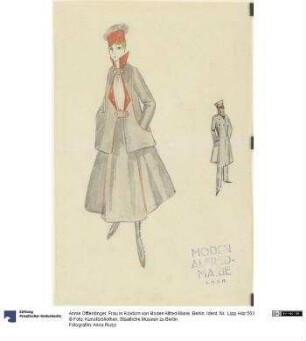 Frau in Kostüm von Moden Alfred-Marie, Berlin
