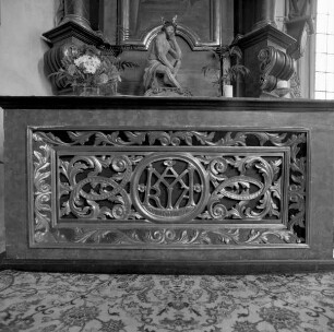 Nördlicher Seitenaltar — Antependium mit Bandel- und Laubwerk