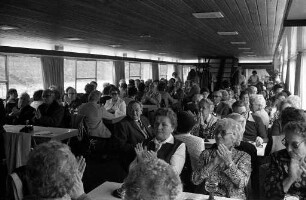 Eröffnung des städtischen Seniorenfahrtenprogramms 1980 auf dem Fahrgastschiff Karlsruhe im Rheinhafen