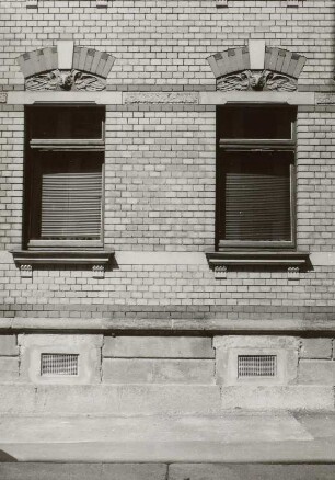 Markneukirchen, Wohnhaus : Markneukirchen (Vogtlandkreis), Wohnhaus (1904), Schillerstraße 4, Fenster (Erdgeschoss)