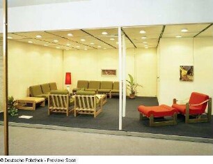 Sessel mit Hocker : Ausstellungskoje mit Polstermöbeln (1975; VEB Polstermöbelwerkstätten Aue)