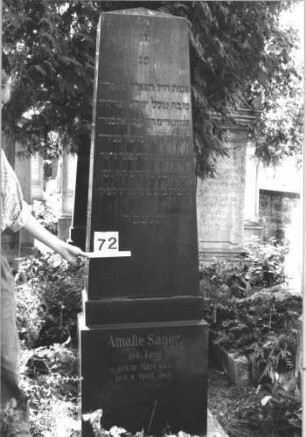 Grabstein 72 (Index: 100114193) Material: Granit Zustand: gut Maße HxBxT: 200x57x30 cm Beschreibung: Obelisk, getreppter Sockel: Grabstein 72