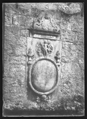 Grabdenkmal mit Darstellung des auferstandenen Christus