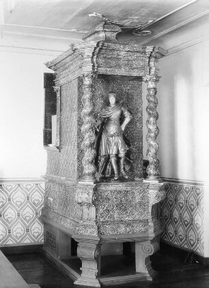 Ofen mit Ritterfigur : Ofen mit Ritterfigur. Keramik. Weiler (Kreis Konstanz): Heimatmuseum