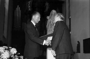 Freiburg: Augustinermuseum, Reinhold-Schneider-Preis, Überreichung des Preises durch Oberbürgermeister Dr. Keidel an Rudolf Riester