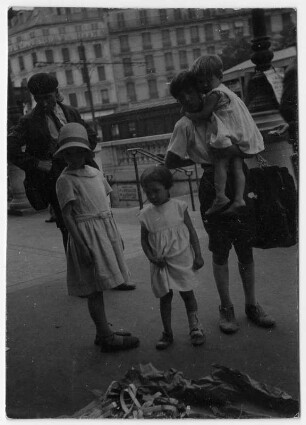 Kinder in den Straßen von Paris