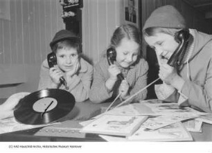Kinder hören Schallplatten