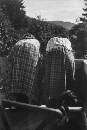 Hermine Körner und Tochter Anna Elisabeth, gen. Anneliese, auf einem Balkon