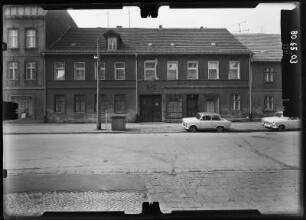 Neuruppin, Wichmannstraße 3/4. Wohnhaus mit Laden. Straßenfront