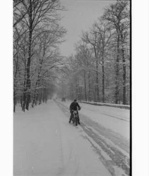 Straßenverkehr im Winter.