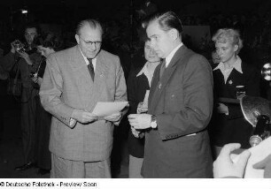 Otto Grotewohl (links) während eines Gespräches
