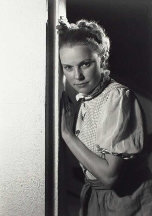 Porträt einer jungen Frau im Dirndl-Kleid