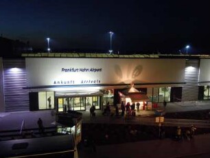 Airport Hahn - Terminal am Abend : Die vormalige US-Air Base bei Hahn im Hunsrück wird jetzt als ziviler Flughafen vor allem von der irischen Gesellschaft Ryanair genutzt. Aufgenommen am 25. Oktober 2010