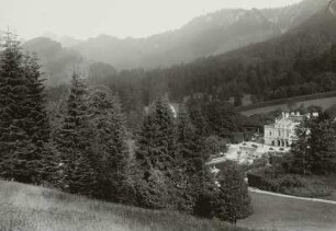 Schloss Linderhof : Schloss Linderhof. Blick durch den Park zum Schloss