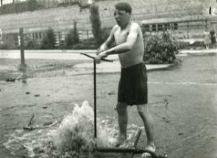 Berlin. Mann beim Schließen eines Hydranten, von dem sich das Standrohr mit Auslaufventil (Bhelefs-Trinkwasserzapfstelle) gelöst hatte