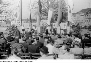 Einweihung des Ehrenmals der Friedensfahrt auf dem Johannisplatz in Leipzig