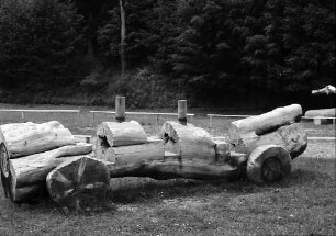 Unternogg: Waldparkplatz, Kinderspielplatz mit bizarren Baumstümpfen, unweit Unternogg