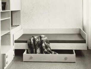 Bett mit Bettkasten : Jugendzimmermöbel (1977; VEB Möbelkombinat Zeulenroda-Triebes (ZEUTRIE)). Anbauwand und Bett mit Bettkasten