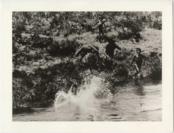 Children bathing near Kalugare in the headwaters of the Jauru (Paressi-Kabiši)