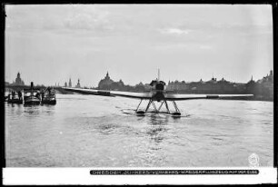 Dresden, Junkers-Verkehrs-Wasserflugzeug auf der Elbe