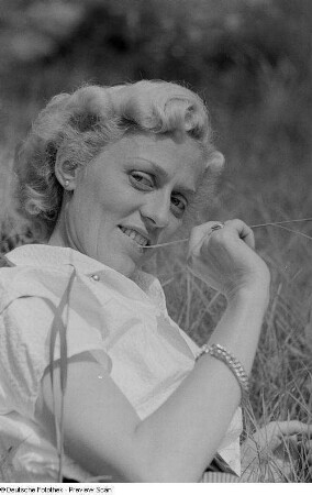 Porträt einer Frau, auf der Wiese liegend