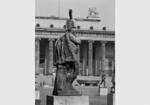 Blick auf die Skulptur "General Ziethen" von Johann Gottfried Schadow im Lustgarten vor dem Hintergrund des Alten Museums