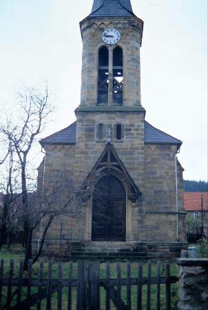 Kirche mit Portal und Turm