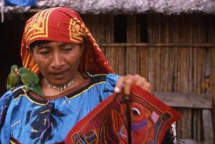 Kuna-Indianerfrau in Panama : Kuna-Indianerin mit Zwergpapageien in Panama,1989