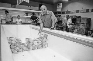 Ex-DDR Bürger in westdeutschen grenznahen Städten, 8. + 9. August 1990. hier: Ein westdeutscher Rentner schimpft über leergekaufte Tiefkühltruhe im Aldi Eschwege