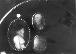 Vorderseite eines Medaillons mit Bildnis König Friedrich August I. von Sachsen, Rückseite mit Widmung an Herrn Hofmarschall Wolf Friedrich Gotthelf von Tümpling : Bildnismedaillon mit Damenporträt im Profil und Vorderseite eines Medaillons mit Bildnis König Friedrich August I. von Sachsen, die Rückseite mit Widmung an Herrn Hofmarschall Wolf Friedrich Gotthelf von Tümpling