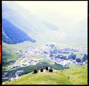 Andermatt: von der Oberalpstraße, mit Picknickgruppe
