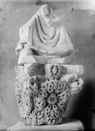 Fragment eines Rosettenkapitells