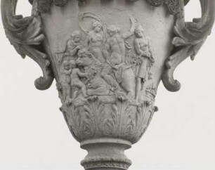 Dresden-Altstadt. Südwestliche Vase (um 1750) an der Hauptallee im Großen Garten, Nähe Palaisteich