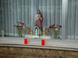 Devotionalien in einem Fenster