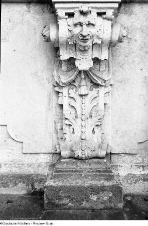 Konsole mit Maske
