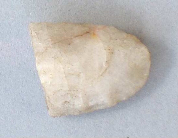 Fragment einer Lanzen- oder Pfeilspitze aus Stein (?)