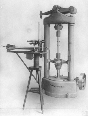 Prüfung einer Zerreißmaschine (Mohr & Federhaff) : Technikgeschichte | Stoffkunde und Materialprüfung | Materialprüfung | Metallprüfung | Zug- und Druckfestigkeit