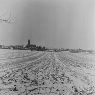 Radibor : Radibor. Blick übers verschneite Feld zum Ort mit Kirche