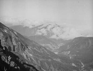 Dampfende Schwefelquellen am Hang des Mount Tate (Tate-yama) (3015 m) : Blick vom Washidake