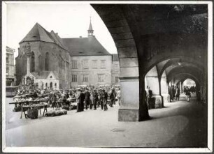Komotau (Chomutov/Tschechische Republik). Marktplatz und Laubengang am Rathaus
