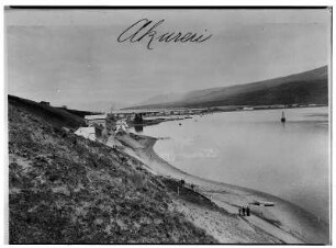 Akureyri (Island). Ortsansicht mit Eyjafjord von Süden